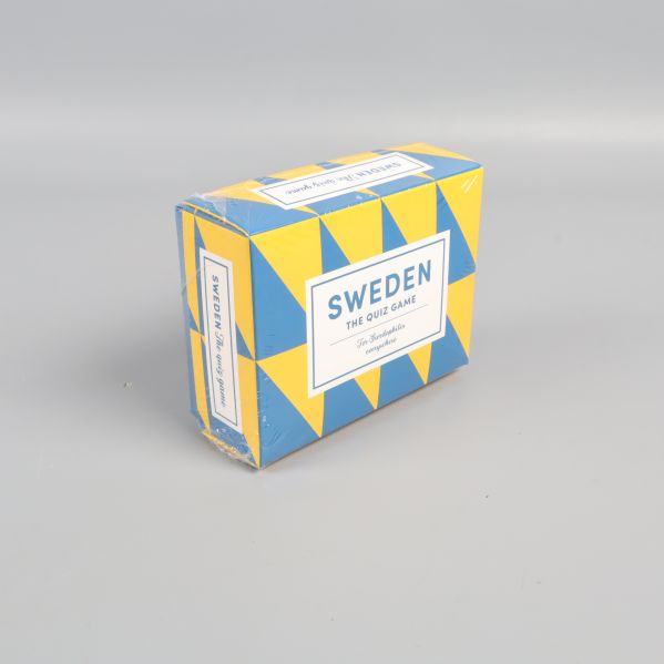 Färgglad spelask i blått och gult med texten Sweden the quiz game