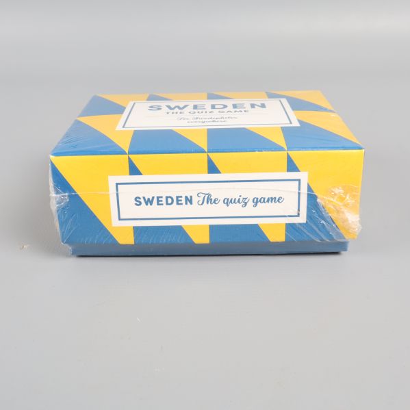 Framsidan av quizspelet Sweden the quiz game i blått och gult