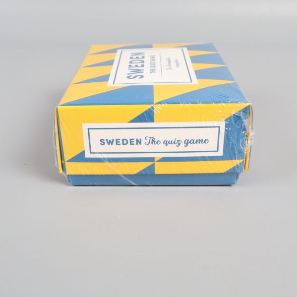 Gul och blå spelask med titeln Sweden the quiz game synlig från sidan