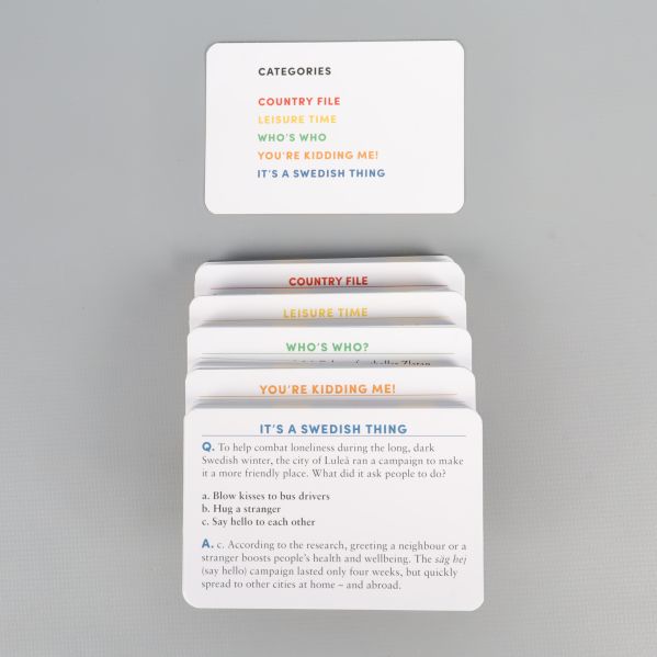 Spelkategorikort och frågekort från quizspelet i olika färger