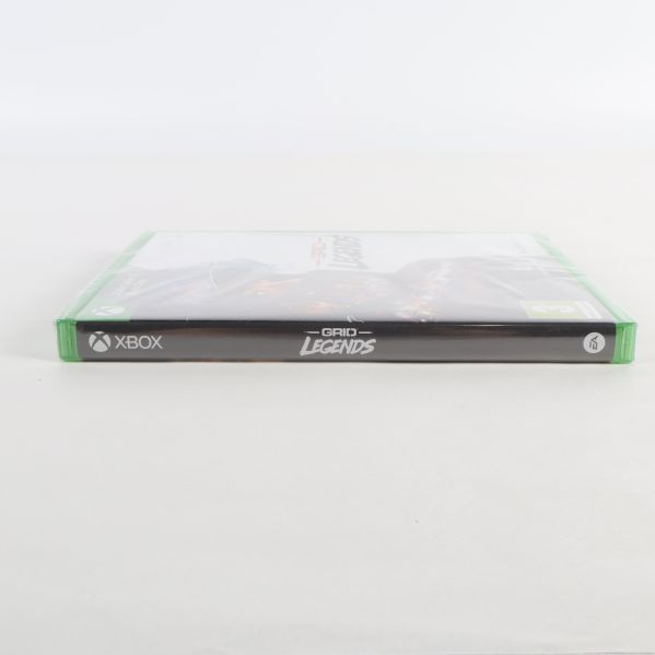 Spelaskens rygg med Xbox och Grid Legends text