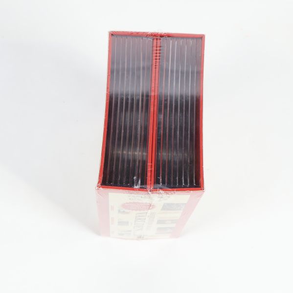 Övre vy över DVD-box med flera skivfodral synliga