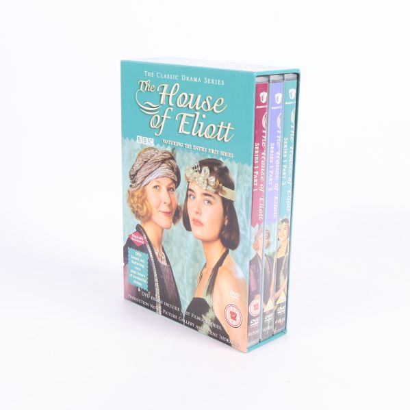 Box med The House of Eliott DVD-serie sedd snett framifrån