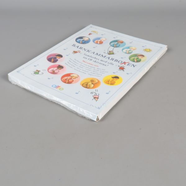 Barnkammarboken box i plastskydd från vinkel vänster fram