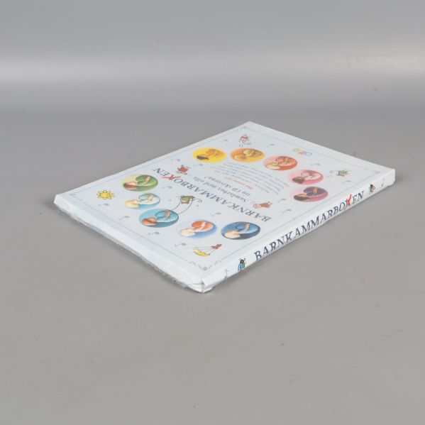 Barnkammarboken box i plastskydd från vinkel höger bak