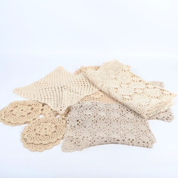 Uppfällda virkade dukar visar olika former och mönster