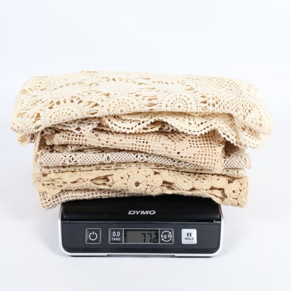 Virkade spetsdukar vägs på digital våg med vikten 773 gram