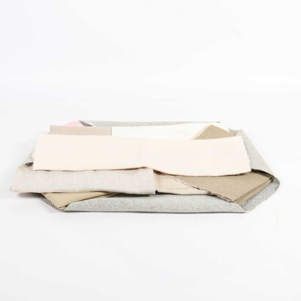 Tygrester staplade i olika färger på vit bakgrund