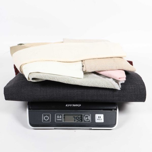 Tygbitar placerade på våg, vikt visas