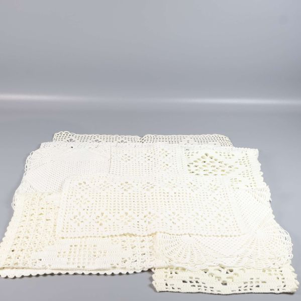 Alla fyrkantiga virkade dukar upplagda i lager