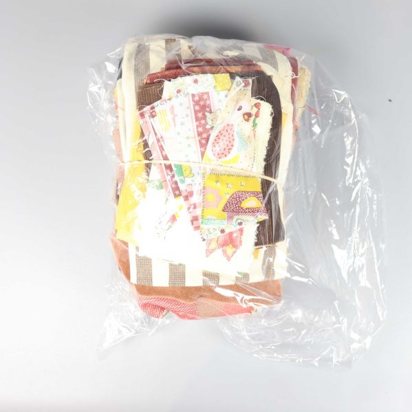Alla tygbitar samlade och förpackade i en plastpåse