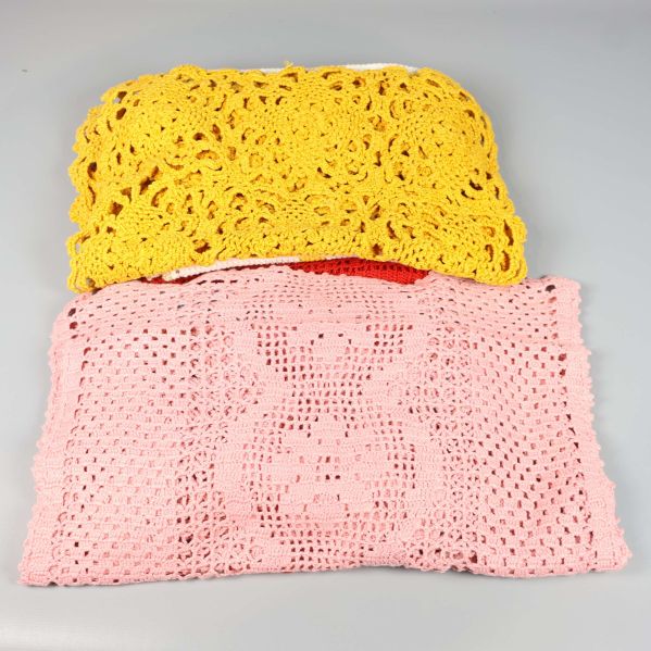 Närbild på gul och rosa virkad duk överst