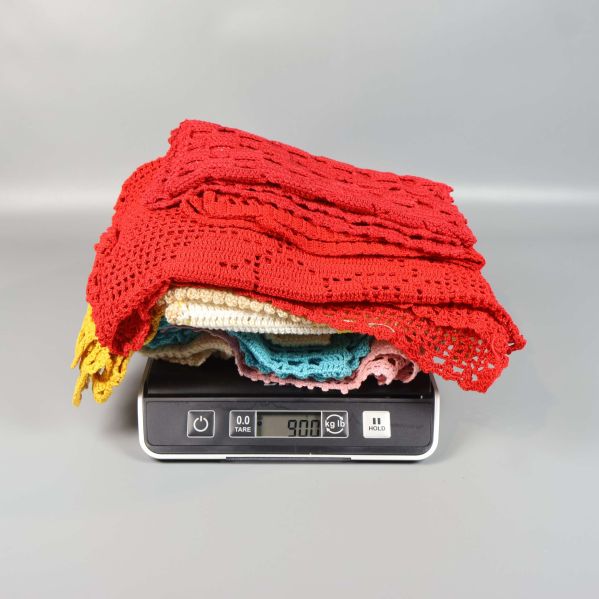 Virkade dukar på våg som visar total vikt 900 gram