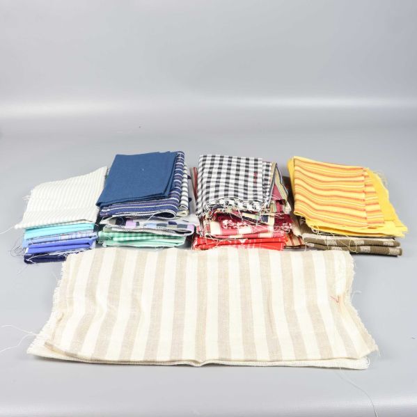 Blandade tygbitar i flera färger och mönster uppställda på rad