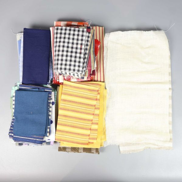 Olika tygstycken i randigt, rutigt och enfärgat från ovan