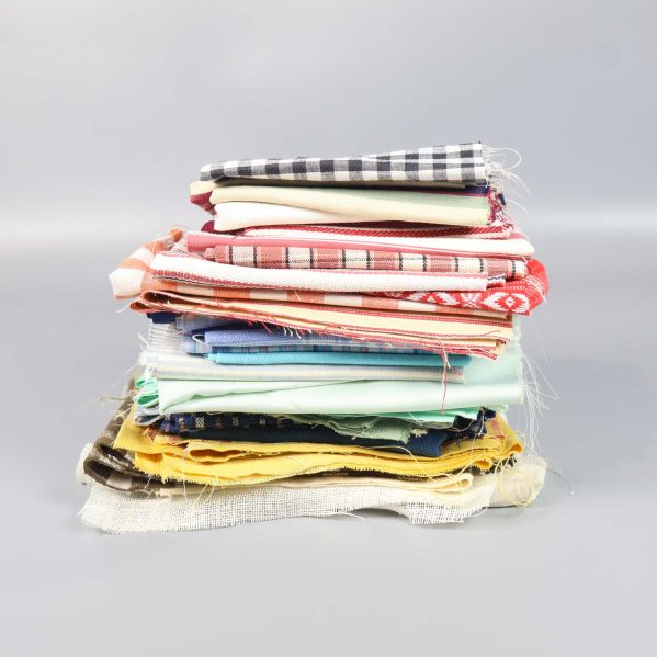 Hög med tygbitar i flera lager sedd från sidan