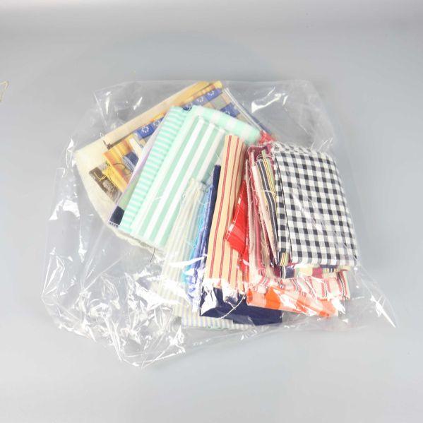 Alla tygbitar samlade i en genomskinlig plastpåse