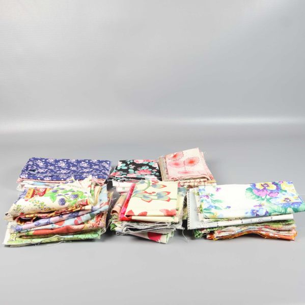 Flera högar av mönstrade tygbitar ordnade på rad