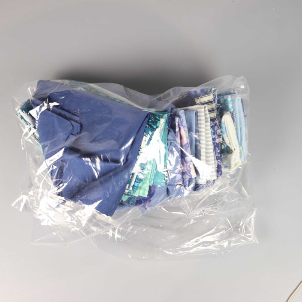 Stapel med tygbitar i genomskinlig plastpåse