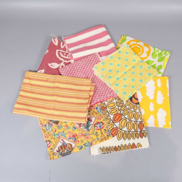 Utlagda tygbitar i olika färger och mönster