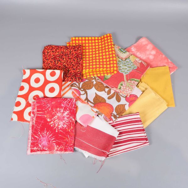 Flera små tygbitar spridda med cirklar, ränder och blommor