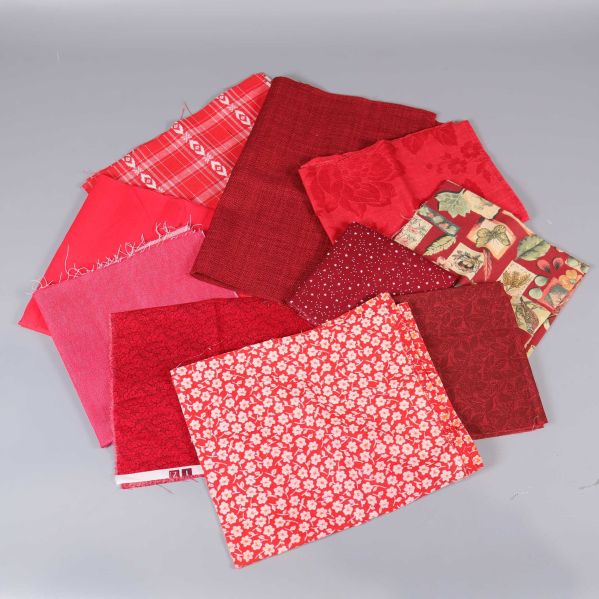 Röda och mönstrade tygbitar upplagda i olika former