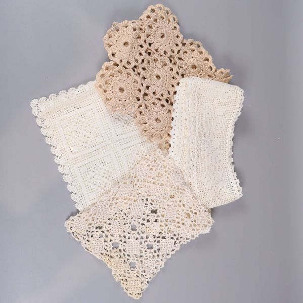 Olika mönstrade virkade spetsar uppvikta på grå bakgrund