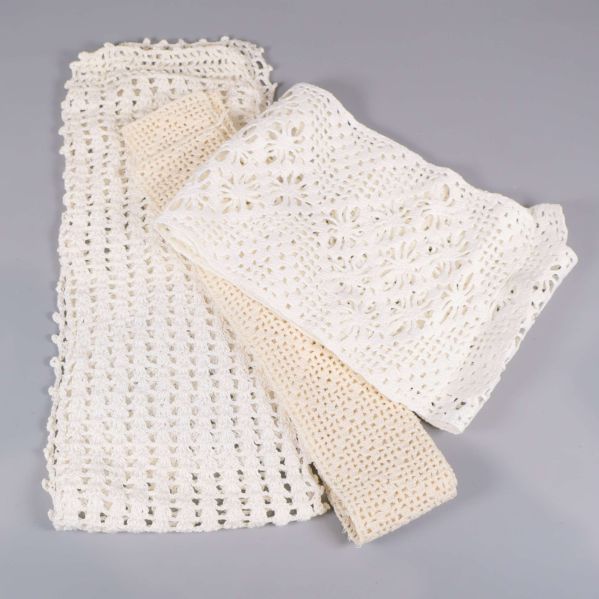 Två större virkade spetsar i olika virktekniker