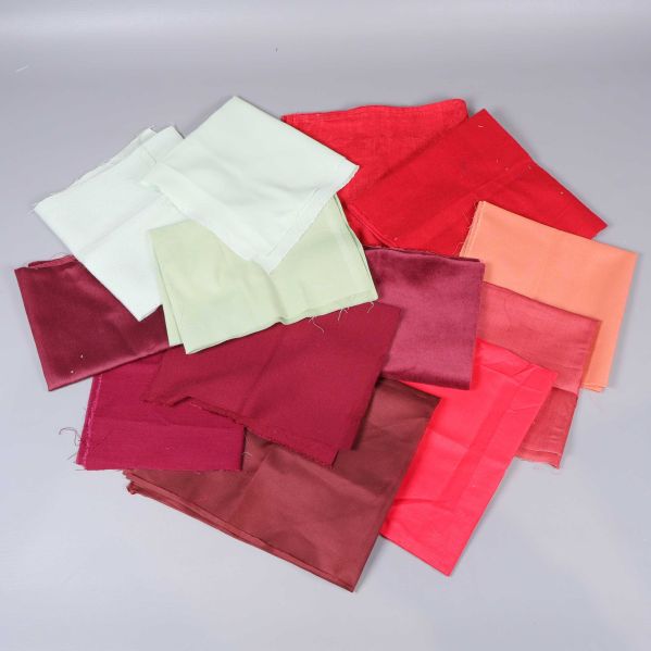 Stuvbitar i rött, rosa och vinrött i olika storlekar