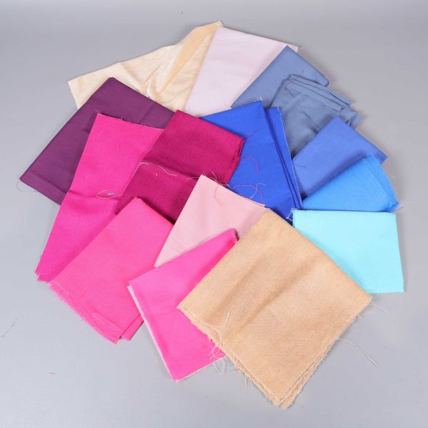 Stuvbitar i blått, beige, rosa och lila färger