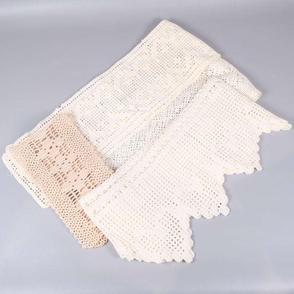 Tre utlagda buntar med olika spetsmönster