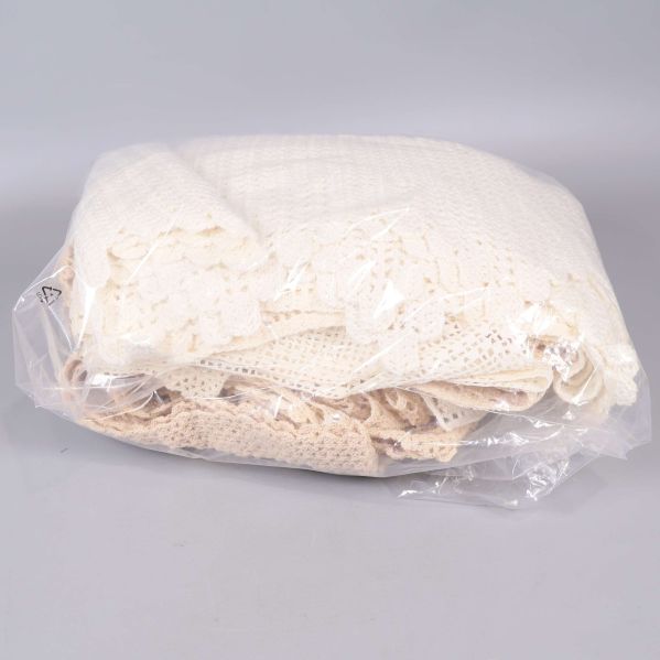 Virkade spets packade i plastpåse