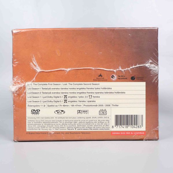 Undersidan av Lost box med produktinfo och streckkod