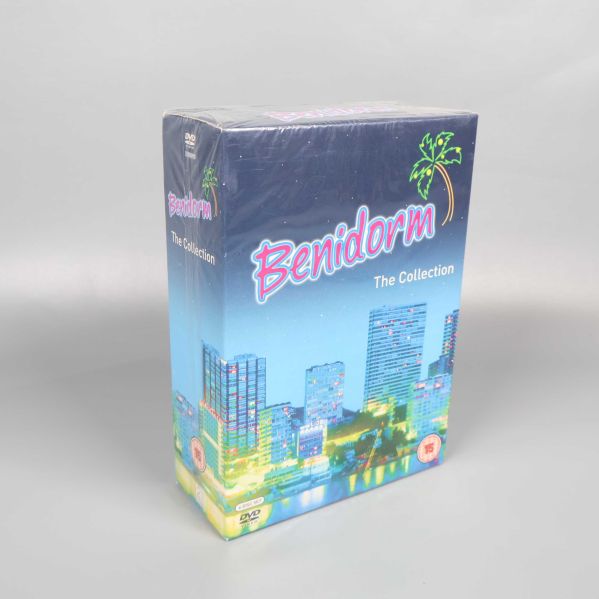 Benidorm The Collection dvd-box från sidan med stadsmotiv och palmer