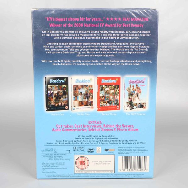 Baksidan på Benidorm The Collection dvd-box med bilder och extramaterial