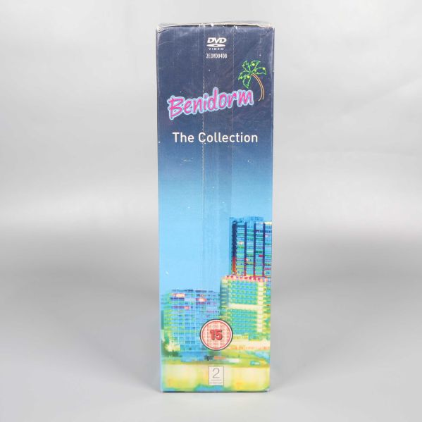 Sidan av Benidorm The Collection dvd-box med åldersmärkning och logotyp