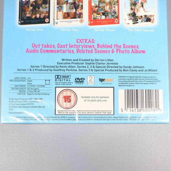 Närbild av baksidan på Benidorm dvd-box med information om extramaterial och streckkod