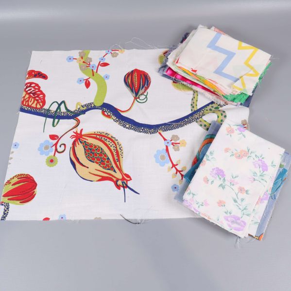 Tygbitar med blommönster och pastellfärger i två högar