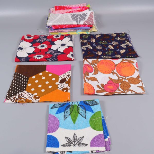 Sex högar av tygbitar med olika grafiska och fruktmotiv