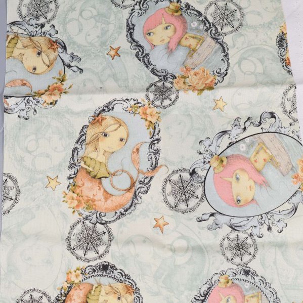 Detaljbild på tyg med illustrerade sjöjungfrur och nautiska detaljer