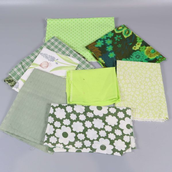 Stuvbitar i grönt och blommönster i en samling