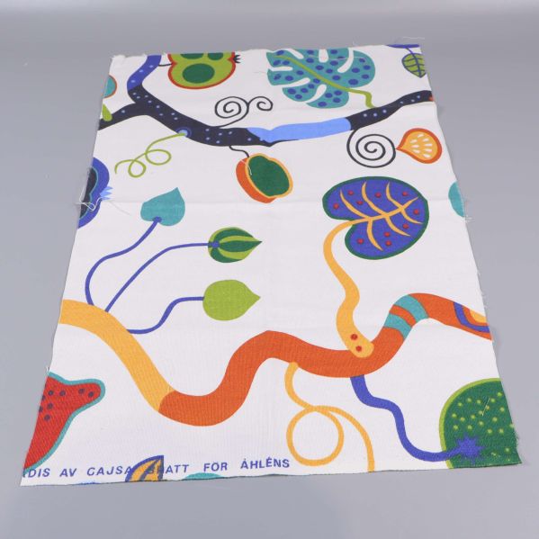 Färgglad tygbit med grafiskt mönster och text