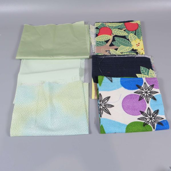 Fyra tygbitar varav två med blommönster och två enfärgade