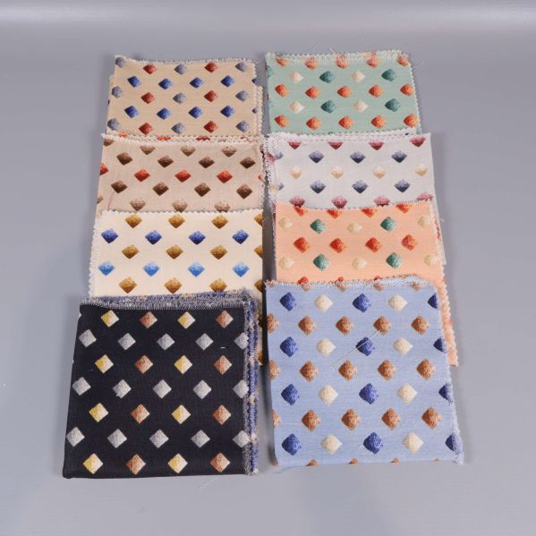 Åtta tygprover med prickiga och rutiga mönster i pastellfärger