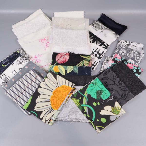 Flera stuvbitar i färgglada och svartvita mönster samlade på en hög