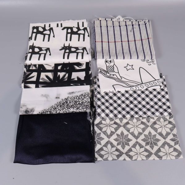 Tygbitar med grafiska och rutiga mönster i svart och vitt