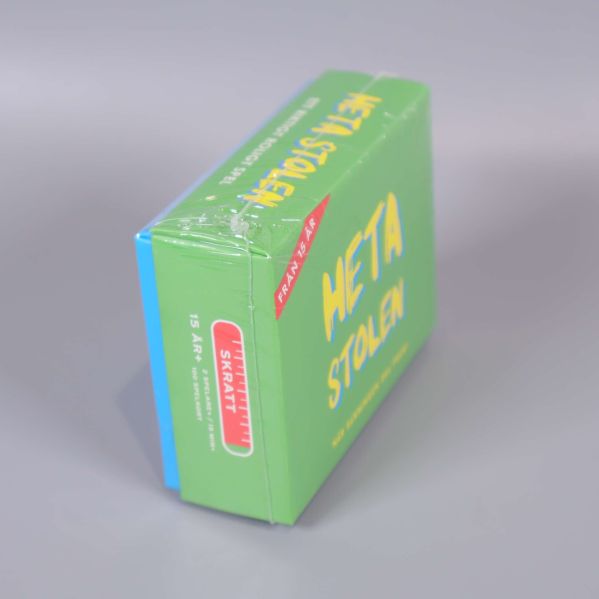 Heta Stolen spelkartong vinkelvisad med röd åldersetikett