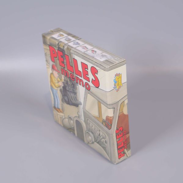 Snett perspektiv på Pelles memo med synligt fordonsmotiv