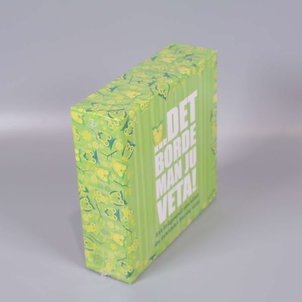 Sällskapsspelet i vinkel med grön dekor