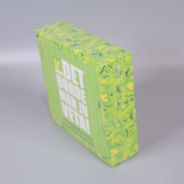 Sällskapsspelet i annan vinkel med tydlig text